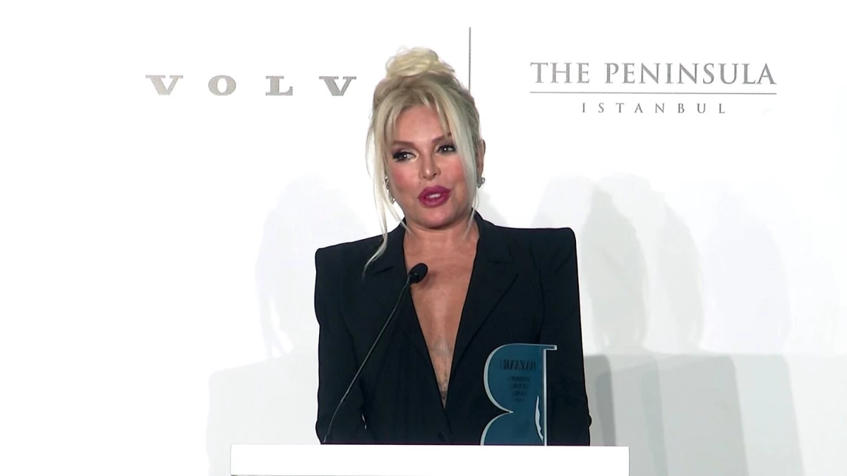 Ajda Pekkan, ‘Yaşam Boyu İkon’ ödülünü aldı