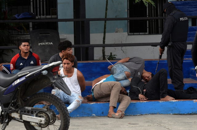 Ekvador'da sokağa inen asker, çete üyelerini gözaltına alıyor! Firari 