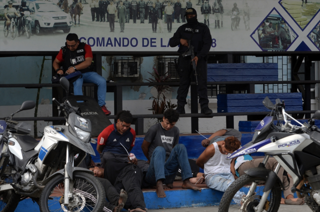 Ekvador'da sokağa inen asker, çete üyelerini gözaltına alıyor! Firari 