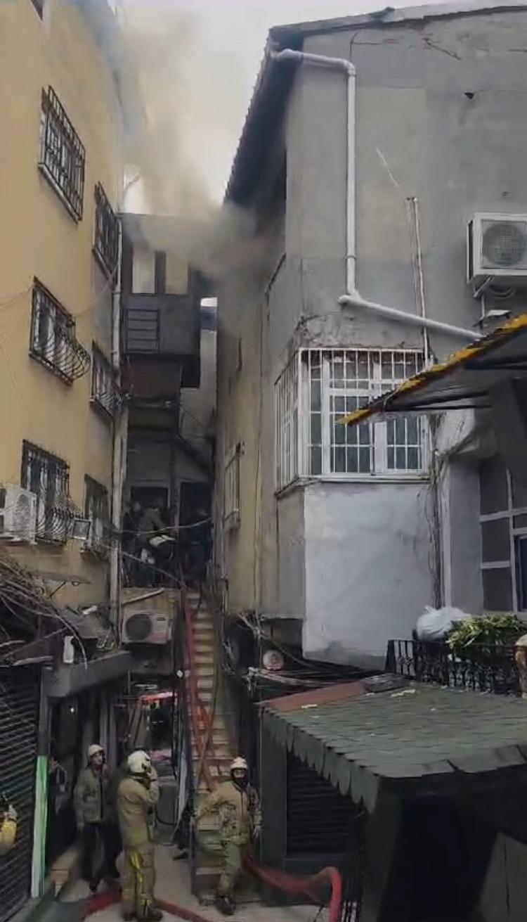 İstanbul'da tarihi handa korkutan yangın: İki saatte söndürüldü