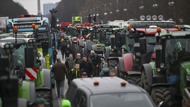 Almanya'da Çiftçilerden Dev Protesto: Traktörlerle Kilometrelerce Kuyruk