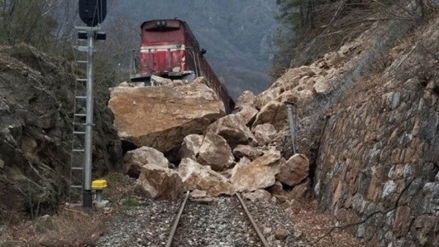 Kömür taşıyan tren, demir yoluna düşen kaya nedeniyle raydan çıktı