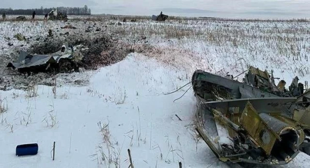 74 kişi hayatını kaybetti! Rusya'da Ukraynalı esir askerleri taşıyan uçağın düşme anı kamerada