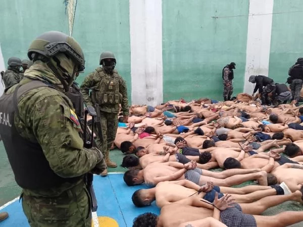Ekvador'da hapishanelere operasyon! Ulusal bayrak göndere çekildi, yüzlerce hükümlü marş söyledi