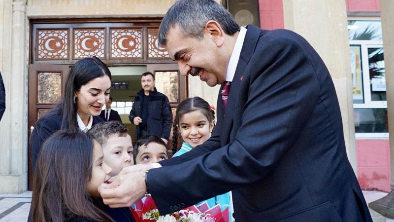 Bakan Yusuf Tekin, Bakü Türk Anadolu Lisesi’ni ziyaret etti