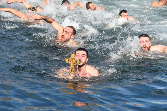 İstanbul'da denizden haç çıkarma töreni! Genç adam 4. kez haça ulaşan ilk kişi oldu