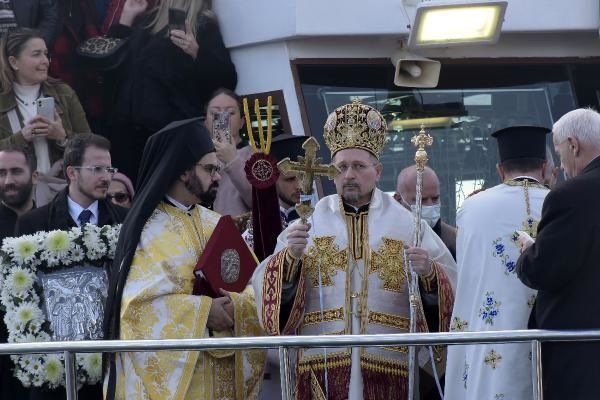 İstanbul'da denizden haç çıkarma töreni! Genç adam 4. kez haça ulaşan ilk kişi oldu