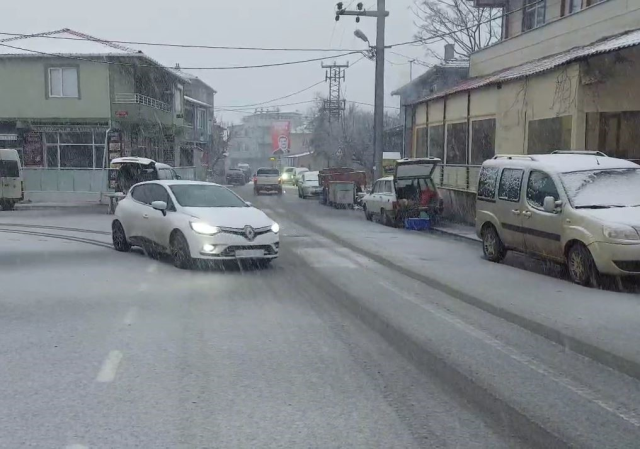 İstanbul'un yüksek kesimlerine kar yağdı