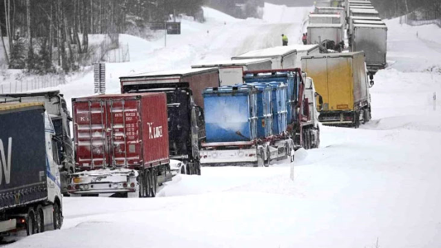 İsveç'te yoğun kar yağışı: 1000 araç yolda kaldı, ordu harekete geçti