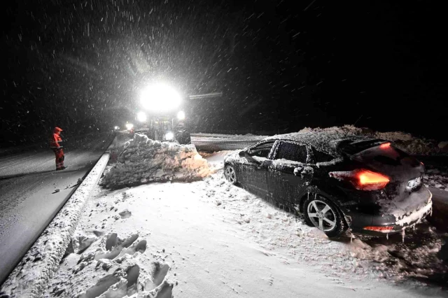 İsveç'te yoğun kar yağışı: 1000 araç yolda kaldı, ordu harekete geçti