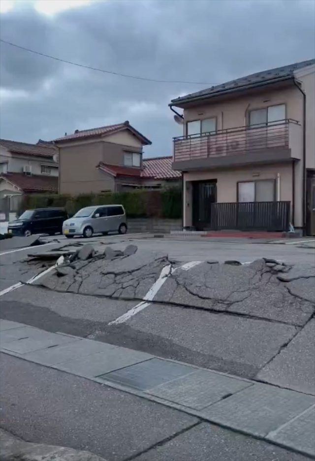 Japonya'da en büyüğü 7.6 olan depremlerin ardından tsunami böyle geldi