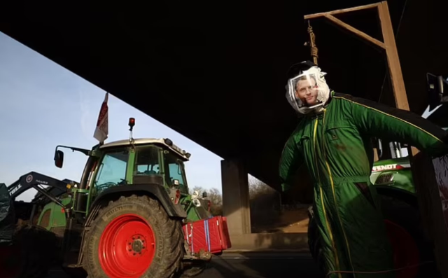 Avrupa'da çiftçiler ayaklandı: Yüzlerce traktör Paris'i kuşattı