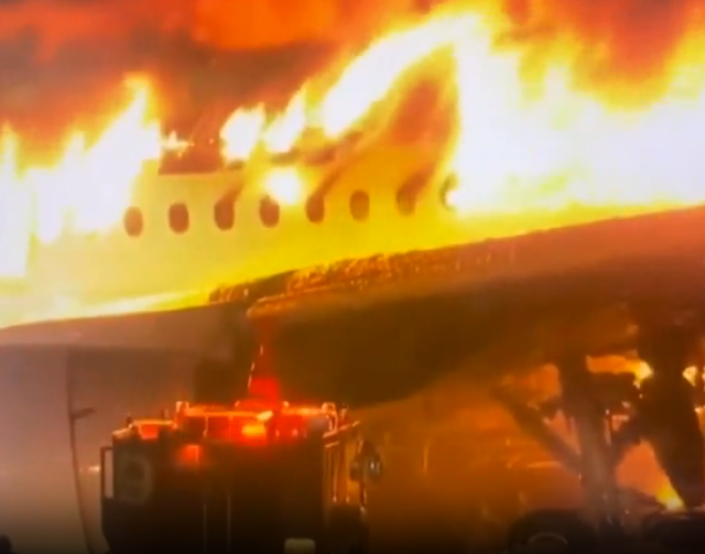 Japonya'da 400 yolculu uçaktaki patlama anı kamerada! Bir anda alev topuna döndü