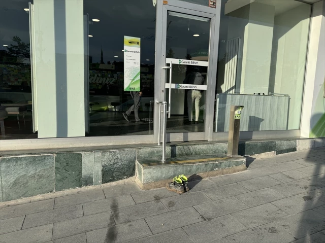 İnşaat işçisi, banka şubesine girmeden önce çamurlu ayakkabılarını çıkardı