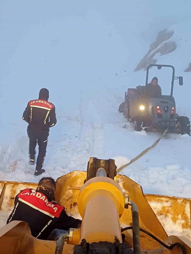Antalya'da kar yağışı nedeniyle mahsur kalan 3 kişiyi belediye ekipleri kurtardı
