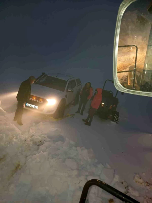 Antalya'da kar yağışı nedeniyle mahsur kalan 3 kişiyi belediye ekipleri kurtardı
