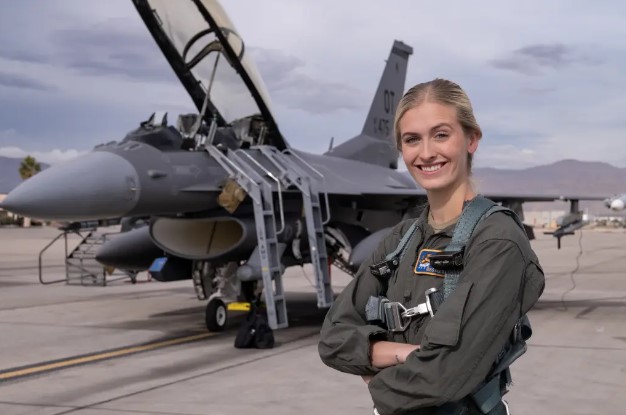 Amerika Hava Kuvvetleri'nde görev yapan kadın savaş pilotu, Amerika güzeli seçildi