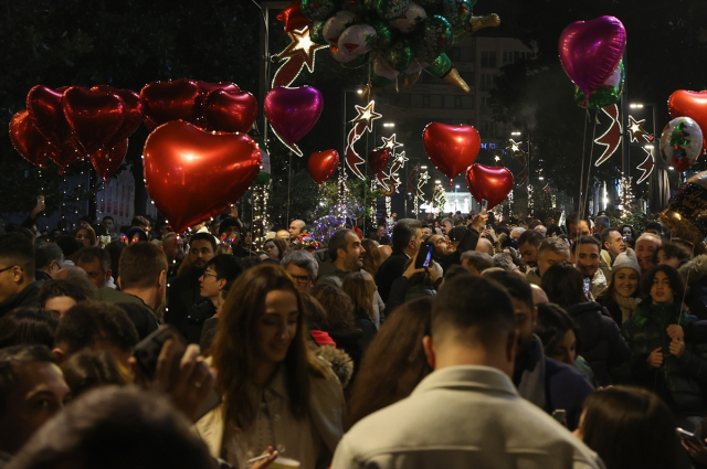 İstanbul Boğazı'nda yeni yıla özel havai fişekli görsel şölen