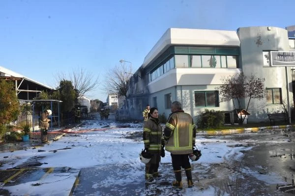 İzmir'de parfüm fabrikası alevlere teslim oldu: 1 ölü, 3 yaralı