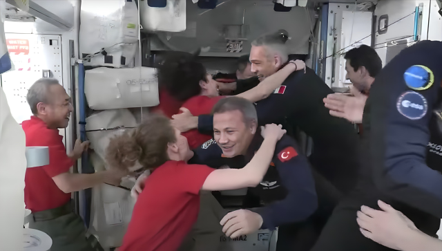 Türkiye'nin ilk astronotu Alper Gezeravcı, Uluslararası Uzay İstasyonu'na ulaştı! İşte ilk sözleri