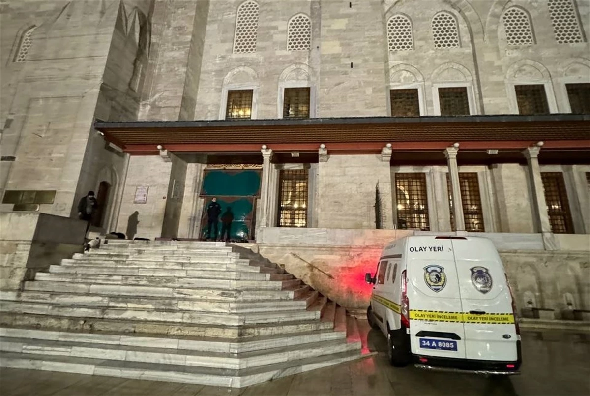 Fatih Camii’sinde slogan atan şahıs imamı bıçakladı