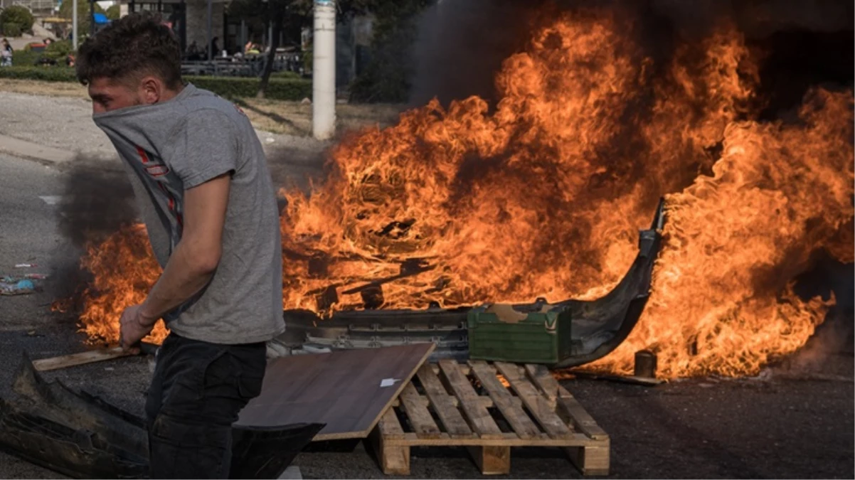 Fransa’da eylemler büyüyor! Çiftçiler gümrük ofisini ateşe verdi, sendikaların hedefinde başkent var