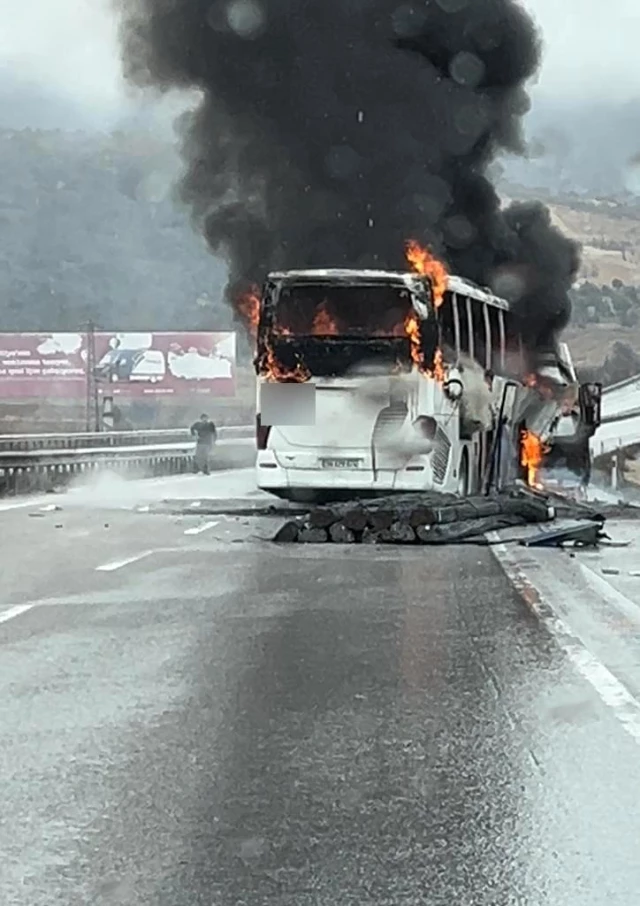 Kamyona çarparak yanan otobüste 2 kişi öldü 5 kişi yaralandı
