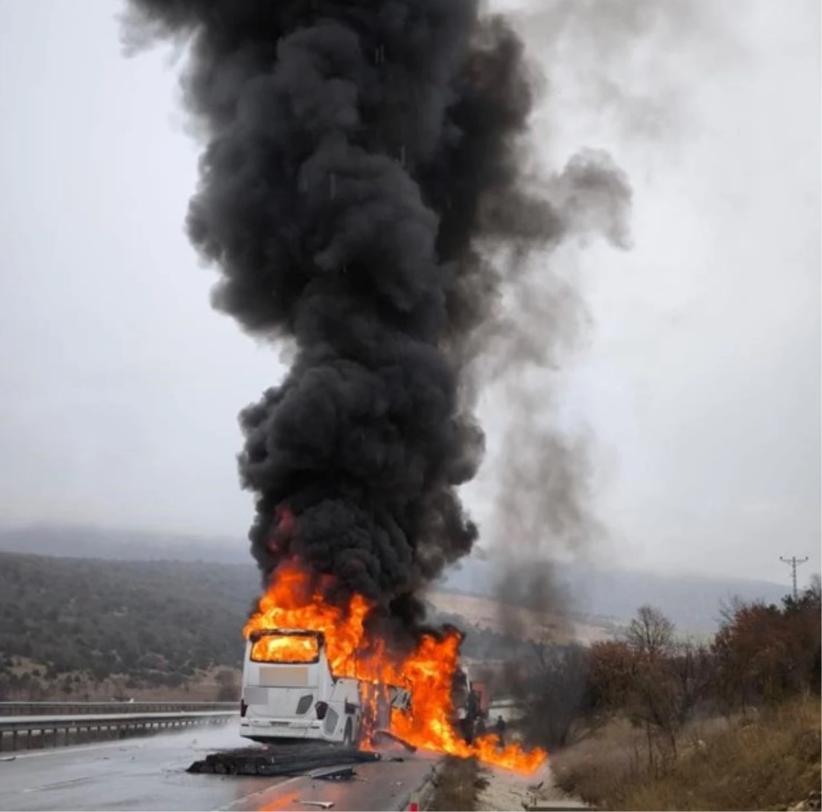 Kamyona çarparak yanan otobüste 2 kişi öldü 5 kişi yaralandı