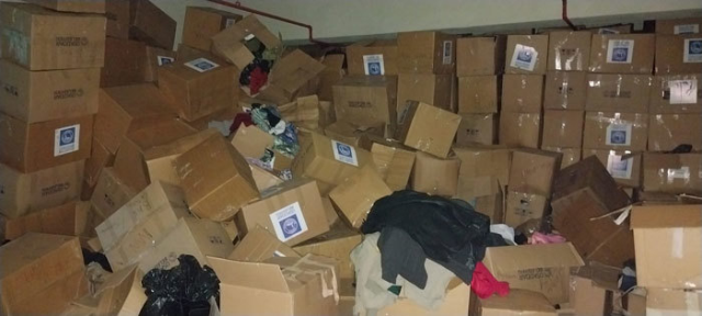 Depremzedeler için toplanan malzemeler Üsküdar Belediyesi'nin otoparkında çürümeye terk edildi