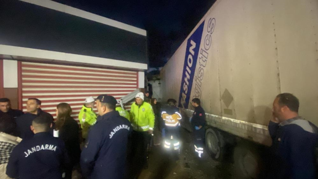 İzmir'de TIR işçi servisine çarptı: 3 ölü, 11 yaralı