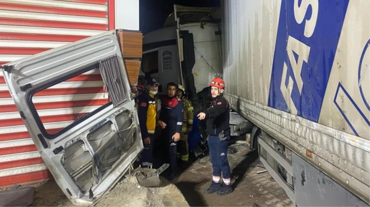 İzmir'de TIR işçi servisine çarptı: 3 ölü, 11 yaralı