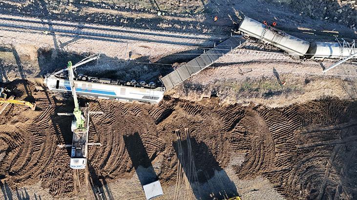 Kırıkkale’de yük treni raydan çıkarak devrildi