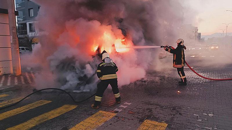 Manisa’da seyir halindeyken servis minibüsü yandı