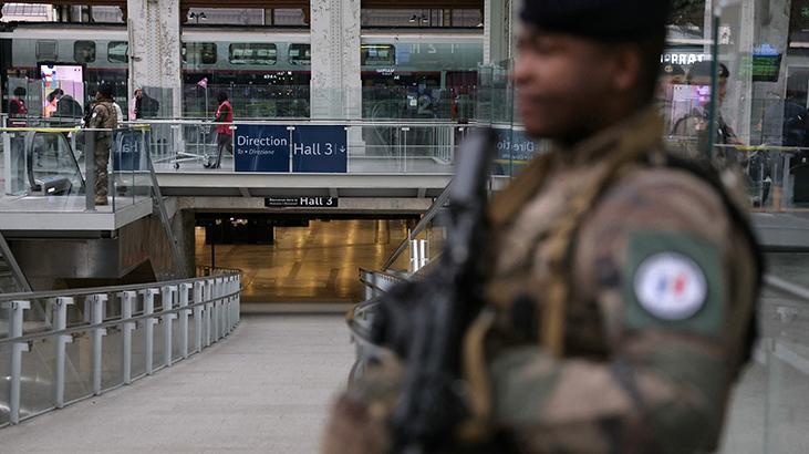 Paris’te bıçaklı saldırı!