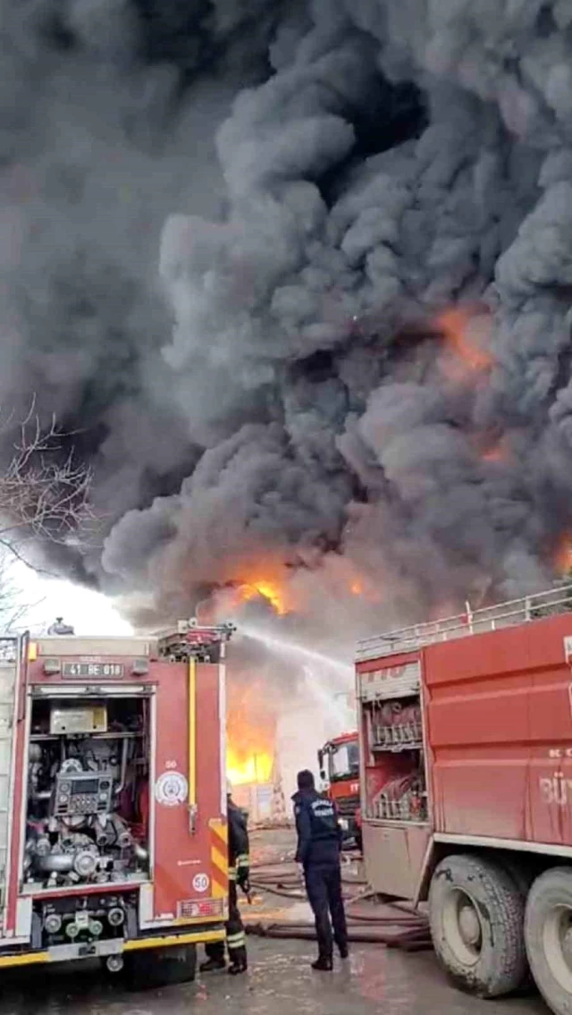 Kocaeli'de kimya fabrikasında yangın! İçeriden patlama sesleri geliyor, çok sayıda ekip olay yerinde