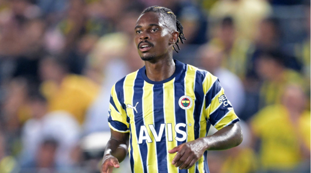 Erol Bulut Fenerbahçe'nin yıldızı Lincoln Henrique'ye formayı giydiriyor