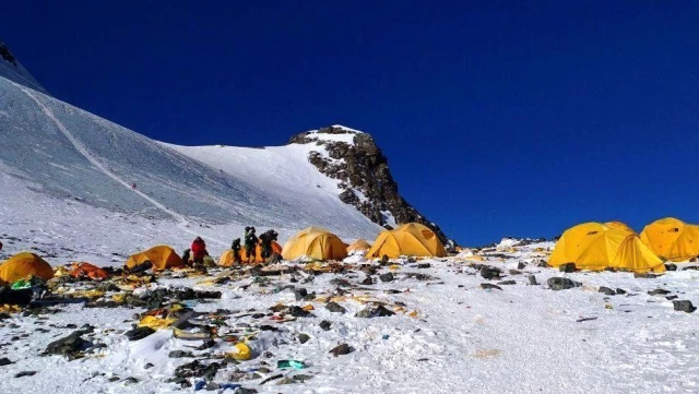 Everest Dağı'na tırmananlar artık dışkılarını temizlemek zorunda