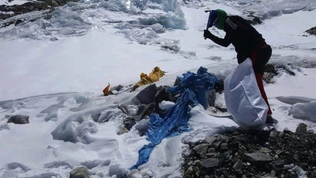 Everest Dağı'na tırmananlar artık dışkılarını temizlemek zorunda
