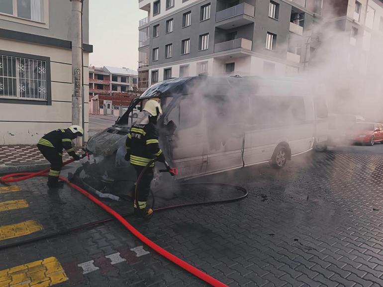 Manisa'da seyir halindeyken alev alan servis minibüsü yandı