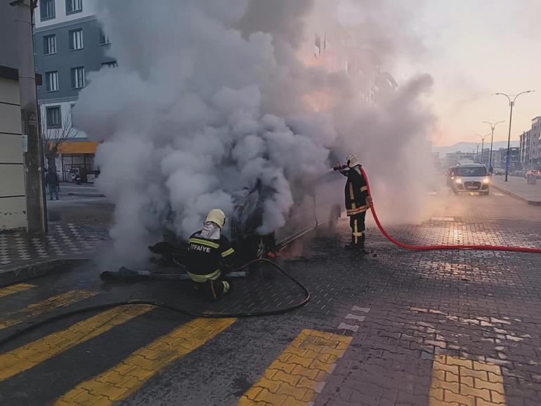 Manisa'da seyir halindeyken alev alan servis minibüsü yandı