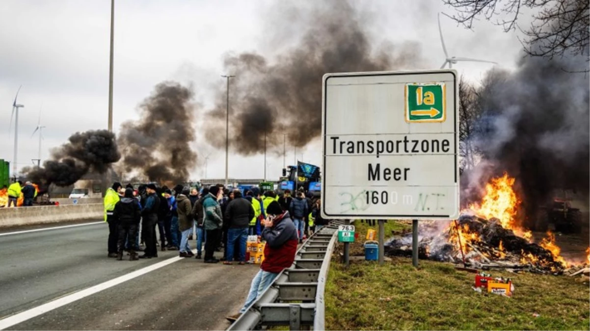Avrupa’da tarım politikalarını protesto eden çiftçiler Belçika-Hollanda sınırını kapattı
