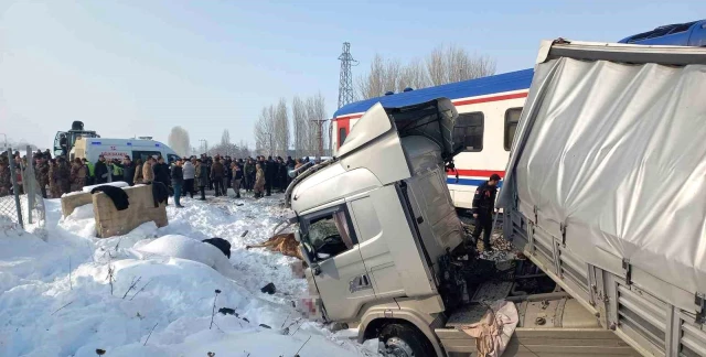 Hayvan yüklü TIR'a tren çarptı: 2 ölü, 2 yaralı