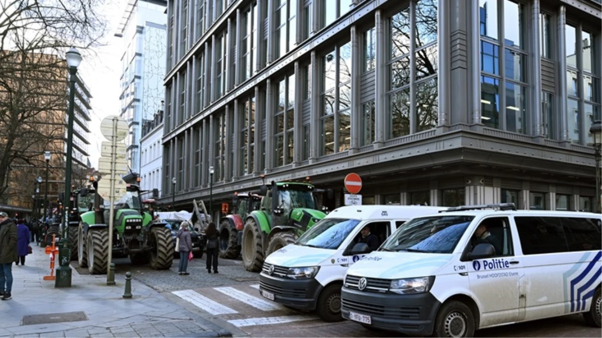 Belçika’da çiftçiler Avrupa Parlamentosu’nu kuşattı
