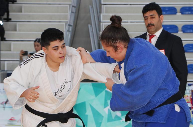 Judoda kazandığı şampiyonlukları, depremde kaybettiği antrenörüne hediye etti