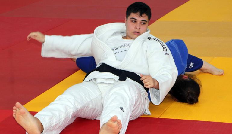 Judoda kazandığı şampiyonlukları, depremde kaybettiği antrenörüne hediye etti