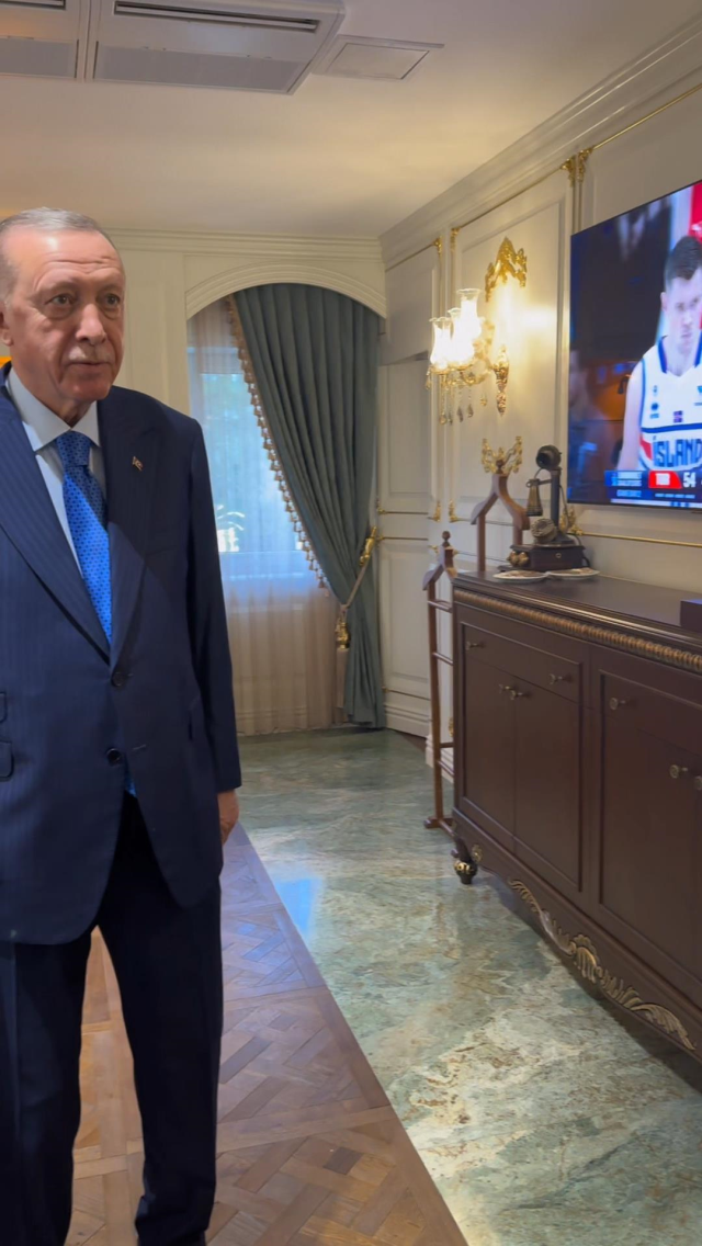 Cumhurbaşkanı Erdoğan, A Milli Erkek Basketbol Takımının maçını izlerken görüntülendi
