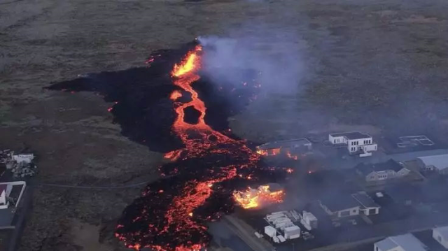 İzlanda'danın Reykjanes yarımadasındaki yanardağ tekrar patladı
