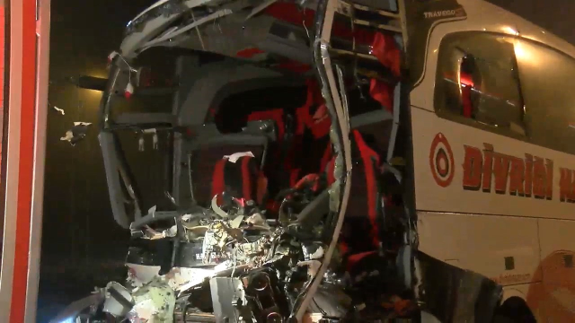 Kuzey Marmara Otoyolu'nda yolcu otobüsü önce bariyere sonra tıra çarptı! Şoför dahil 19 kişi yaralandı