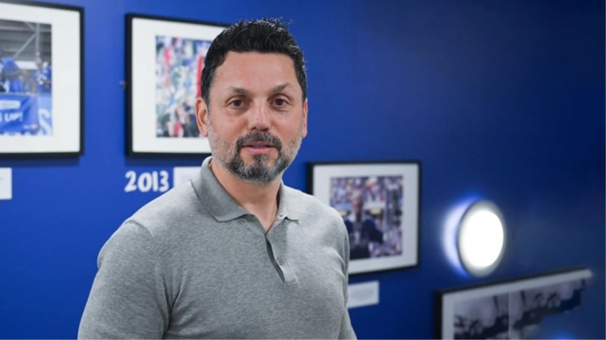 Fenerbahçe’nin yıldızı Lincoln Henrique’ye formayı giydiriyor