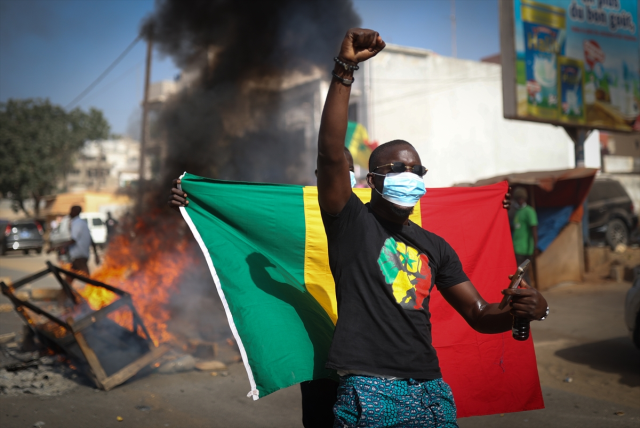Senegal'de cumhurbaşkanı seçimi süresiz ertelendi, sokaklar savaş alanına döndü